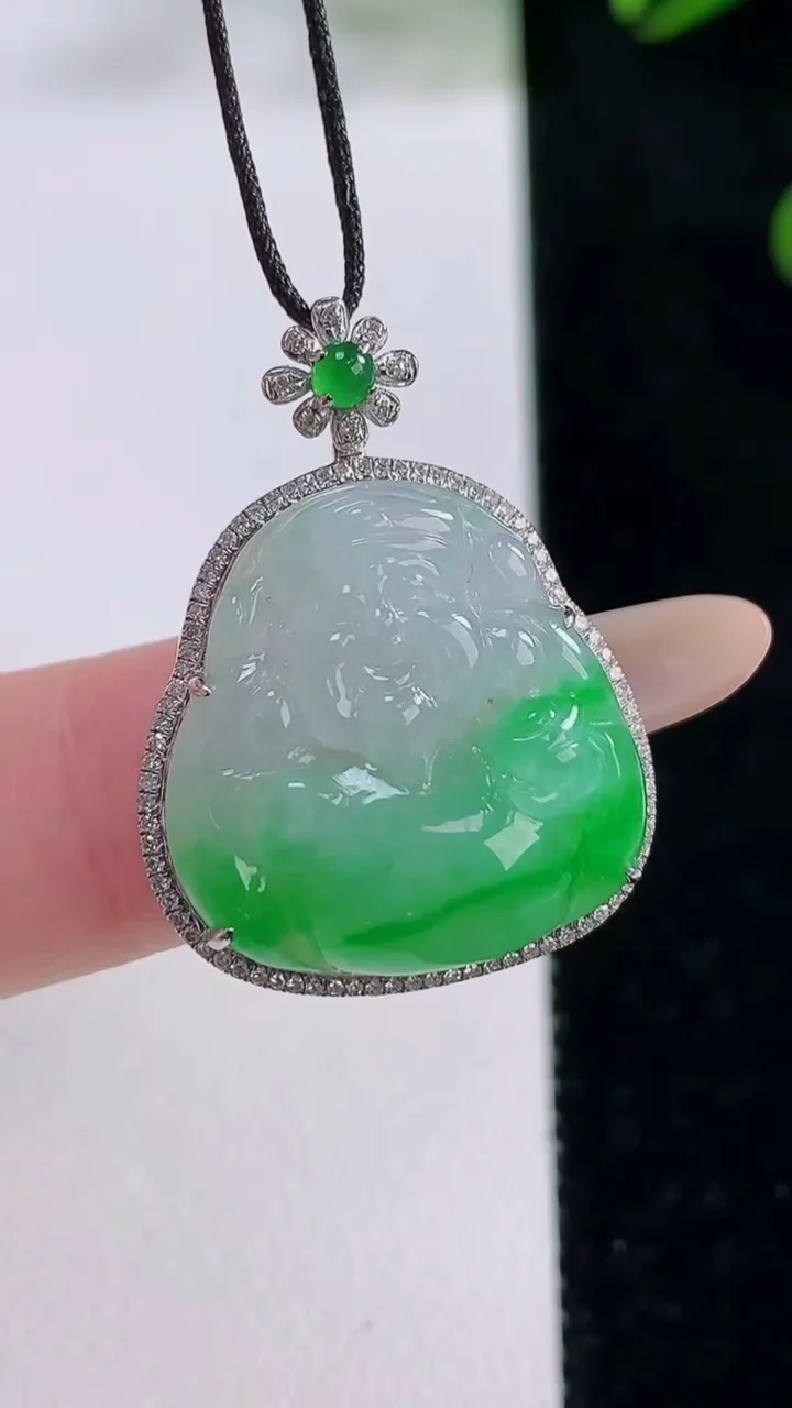 天然A货翡翠财神爷吊坠，尺寸28.5-21.5-8.1，裸石19.5-19重量:4.73g
11月24日