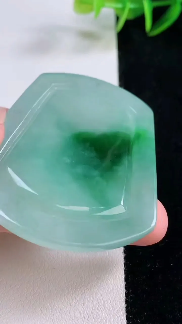 天然A货翡翠鸟语花香吊坠，尺寸56.3-46.2-26.1，重量:33.95g
11月24日