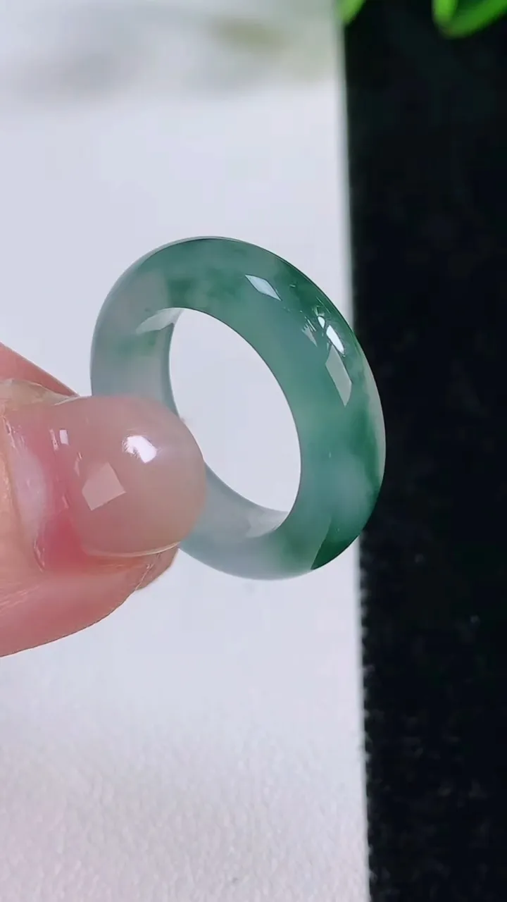 天然A货翡翠冰种飘花指环戒指，尺寸15.8-5.4-3.3，重量:4.19g2025年11月24日
