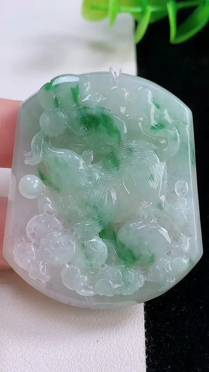 天然A货翡翠生肖鼠吊坠，尺寸53.7-45-5.7，重量:30.45g
11月24日