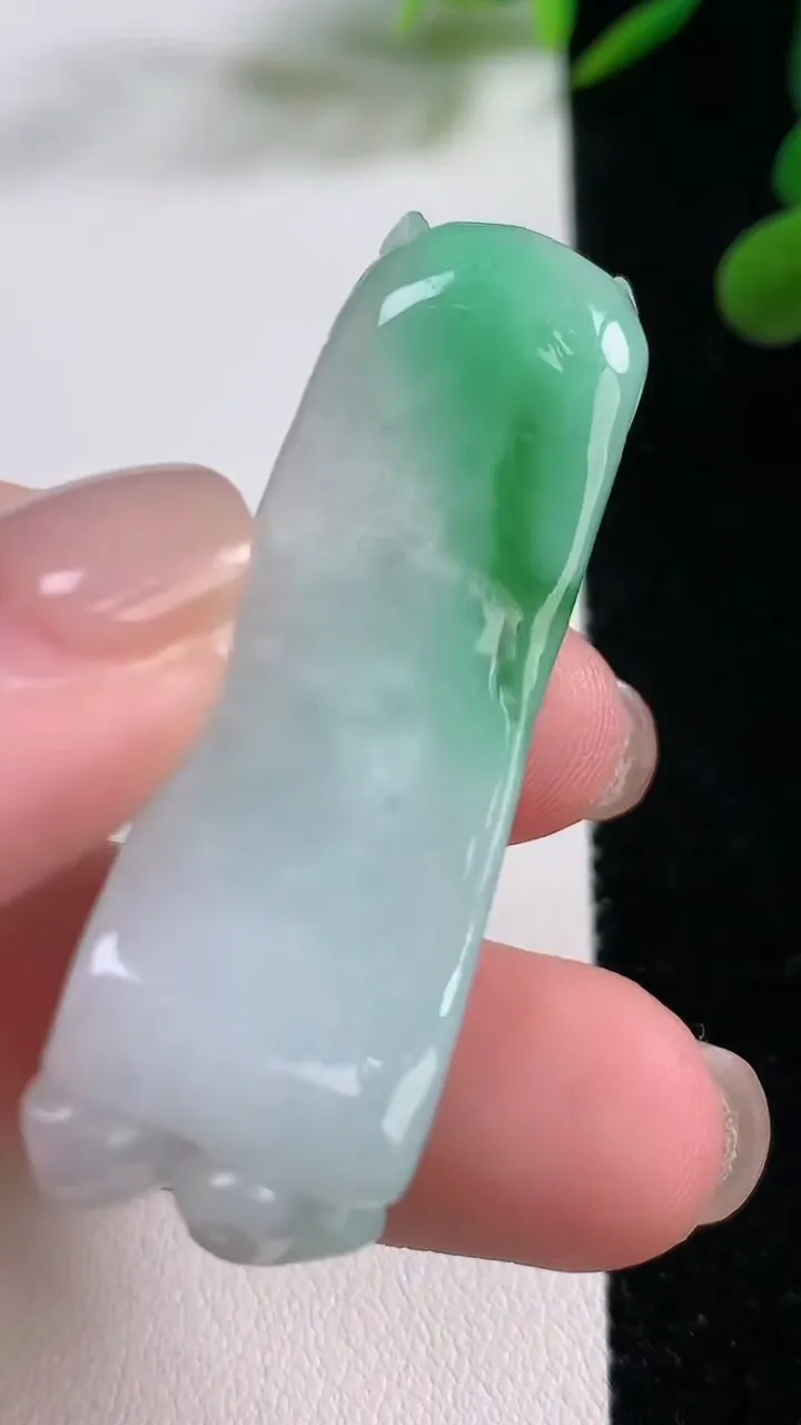 天然A货翡翠貔貅吊坠一对，尺寸48.2-13.6-16.6，重:22.46g
11月24日