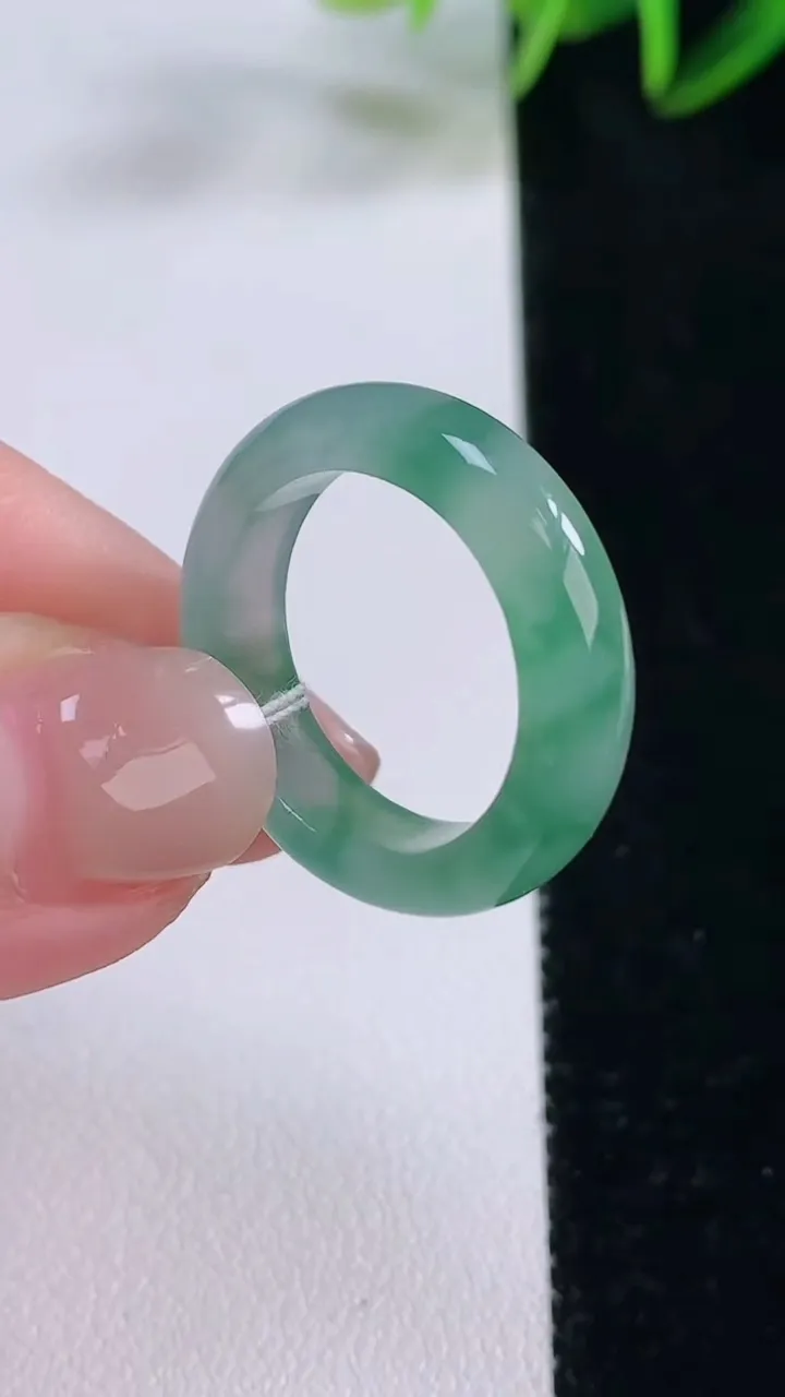 天然A货翡翠冰种飘花指环戒指，尺寸18-5.1-3，重量:4.08g2025年11月24日
工厂直销