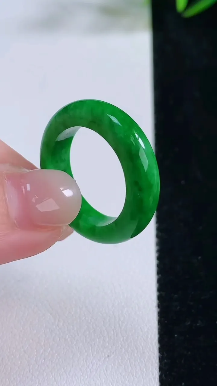 天然A货翡翠指环戒指，尺寸18.4-5.6-3.7，重量:5.10g2025年11月24日
工厂直销收藏佳品,种好水足，色泽均匀，有种有色，上手高大气！