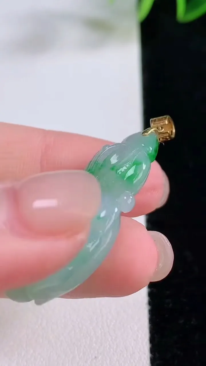 天然A货翡翠白菜吊坠，尺寸34.6-21-6.8，重量:8.13g
11月24日