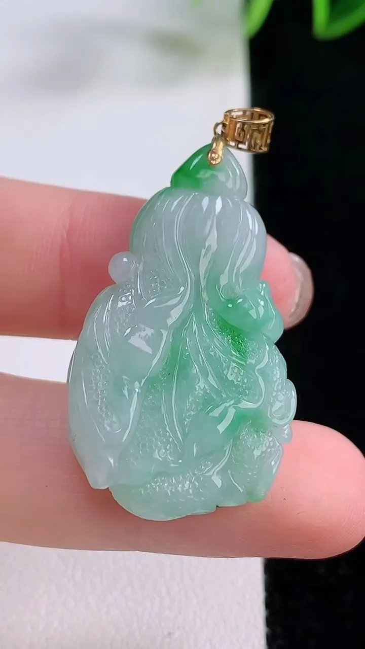 天然A货翡翠白菜吊坠，尺寸34.6-21-6.8，重量:8.13g
11月24日