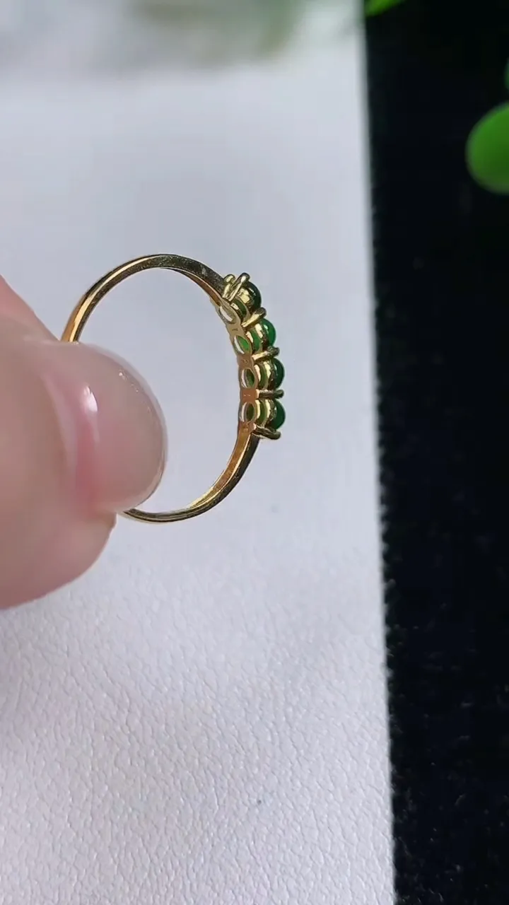 天然A货翡翠蛋面戒指，尺寸17.5-2.6-2.8，重:0.94g2025年11月24日
工厂直销收藏佳品,种好水足，色泽均匀，有种有色，上手高大气！