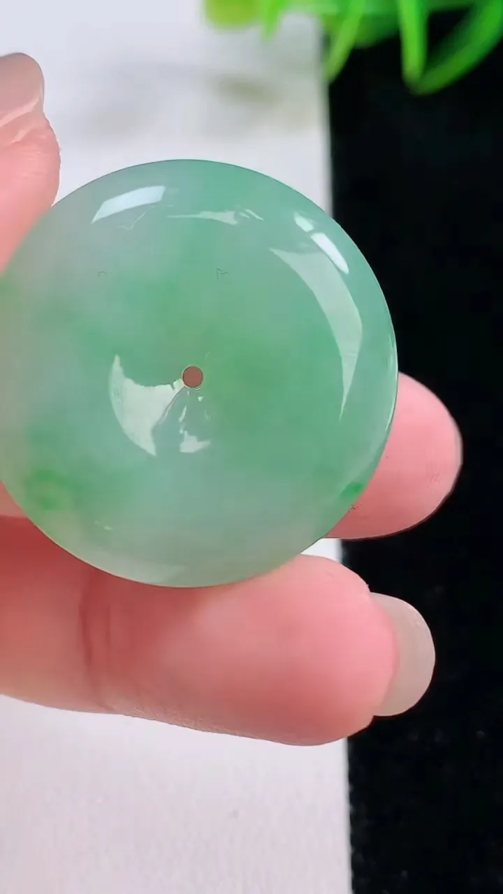 天然A货翡翠平安扣吊坠，尺寸29-5.9，重量:11.09g
11月24日