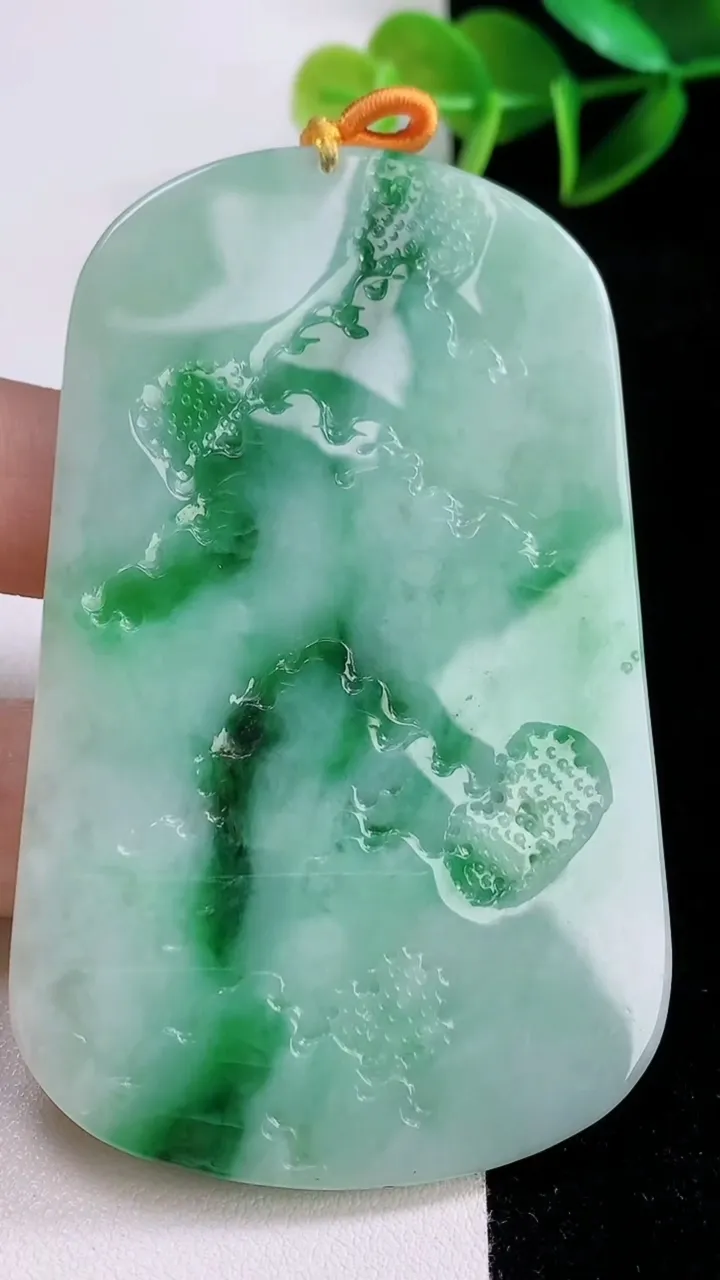 天然A货翡翠山水牌吊坠，尺寸76-47.7-5.2，重量:46.97g
11月24日