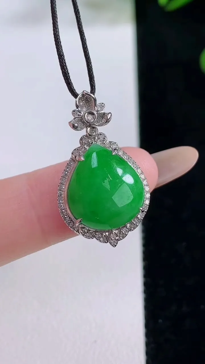 天然A货翡翠水滴吊坠，尺寸25-14.7-7.8，裸石12.3-12重量:2.85g
11月24日