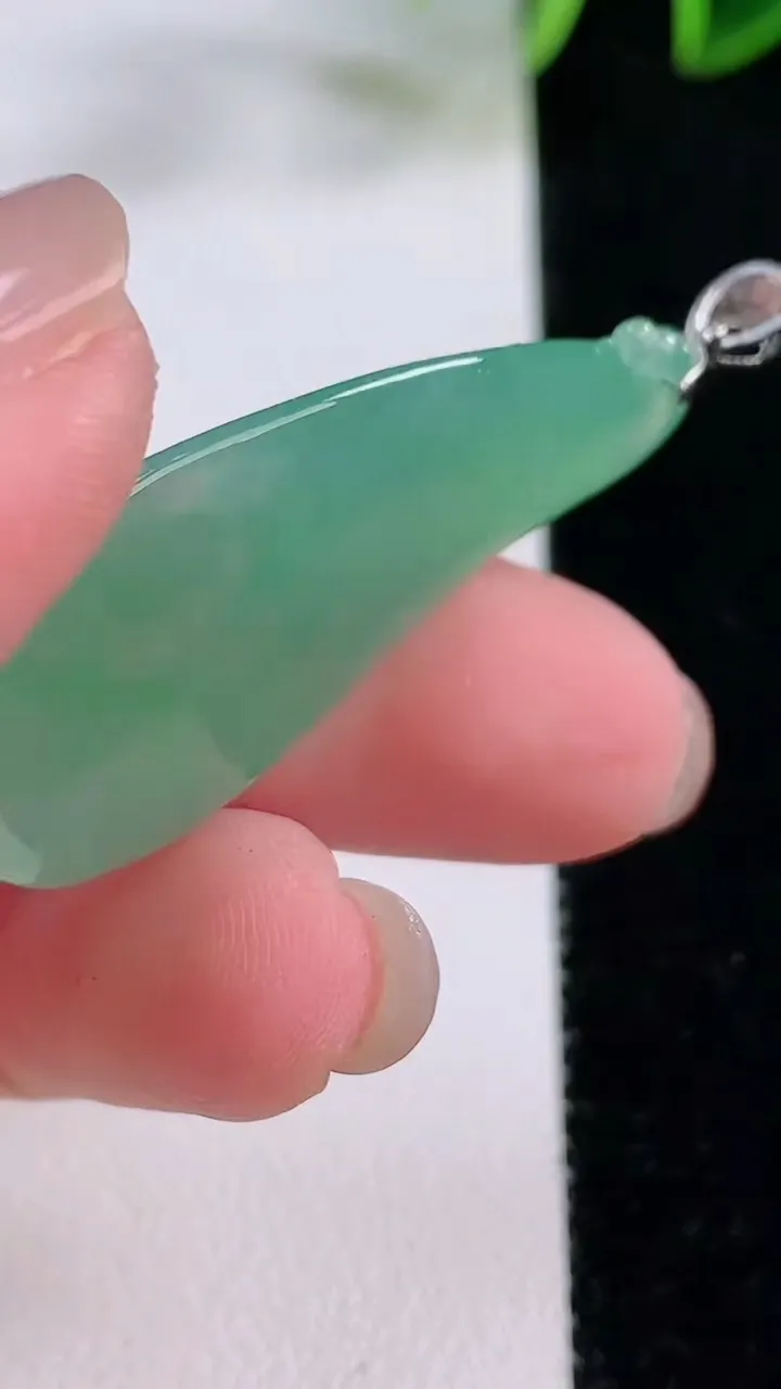 天然A货翡翠和和美美 荷花吊坠，尺寸39.3-19.5-4.3，重量:6.56g
11月24日