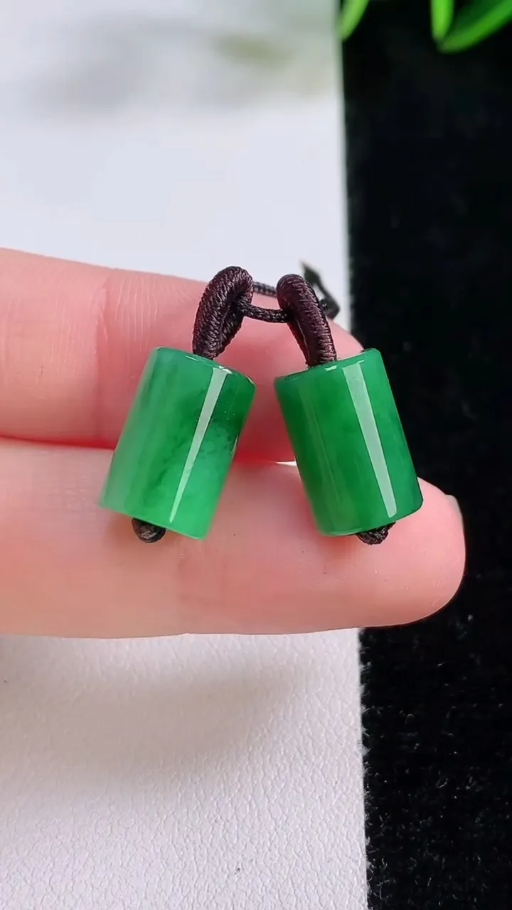 天然A货翡翠路路通吊坠一对，尺寸12.5-8.5，重量:5.55g
11月24日