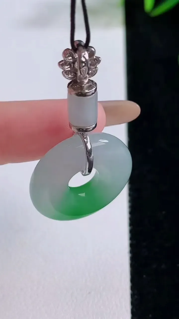 天然A货翡翠平安环吊坠，尺寸23.3-5.4，重量:9.18g
11月24日