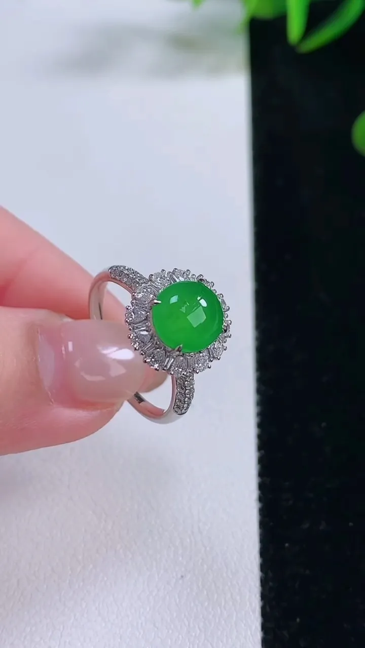 天然A货翡翠蛋面戒指，尺寸17.7-8.1-7.3-8.6，重量:3.48g2025年11月24日
工厂直销收藏佳品,种好水足，色泽均匀，有种有色，上手高大气！