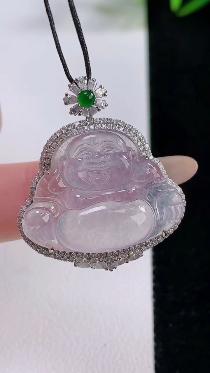 天然A货翡翠种白冰佛公吊坠，尺寸32-28.3-8.3，裸石19.6-26.2重量:6.43g
11