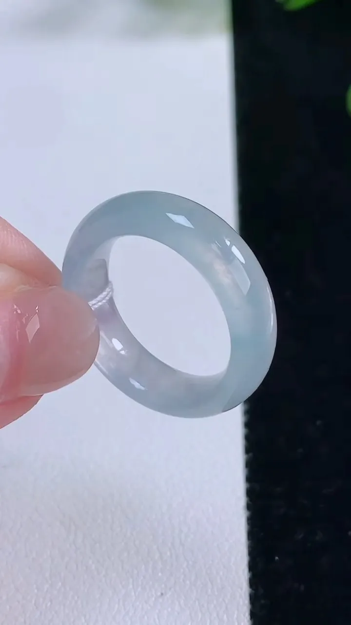 天然A货翡翠种飘花指环戒指，尺寸18-5.8-3.4，重量:4.53g2025年11月24日
工厂直销收藏佳品,种好水足，色泽均匀，有种有色，上手高大气！