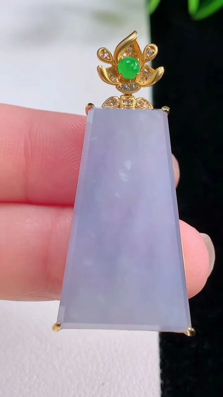 天然A货翡翠18K金紫罗兰无事牌吊坠，尺寸43.8-33-18.7-6.5，重量:8.58g
11月