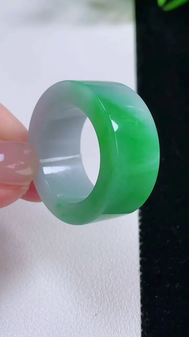 天然A货翡翠指环扳指，尺寸21.6-12.2-4.6，重量:17.48g2025年11月24日
工厂直销收藏佳品,种好水足，色泽均匀，有种有色，上手高大气！