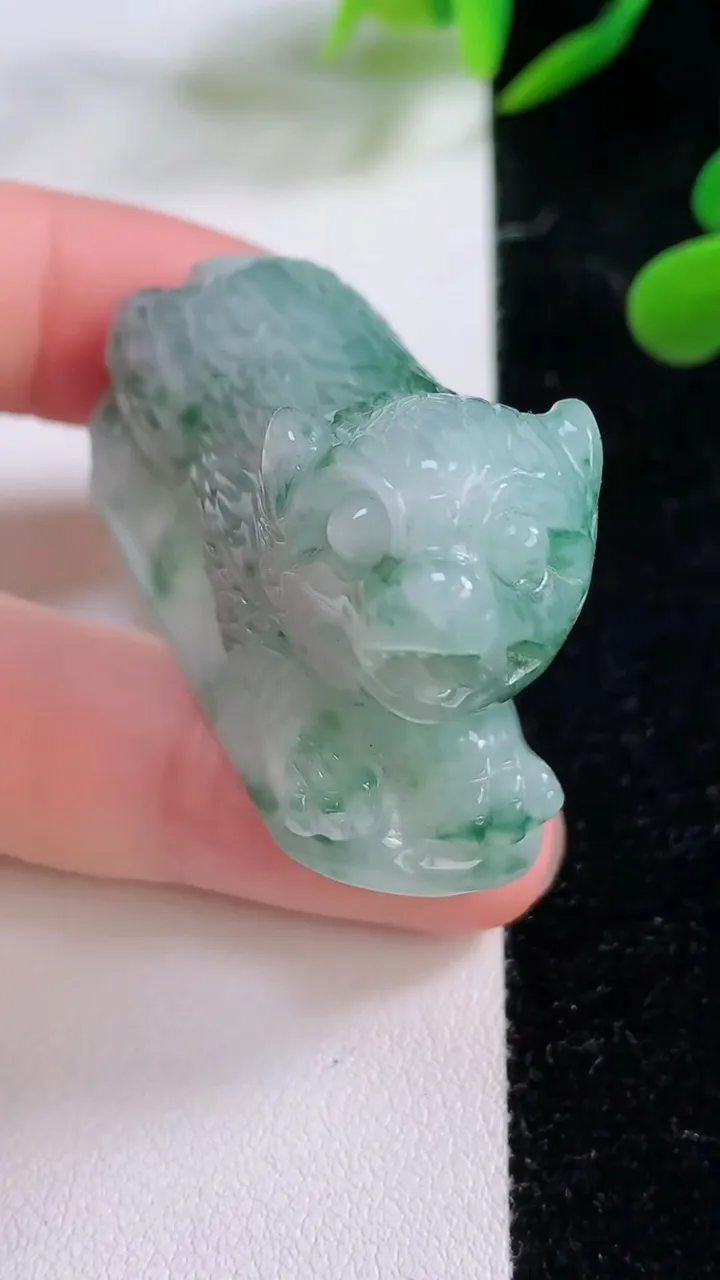 天然A货翡翠飘花生肖虎小摆件，尺寸56.5-17.5-31，重:47.21g
11月24日