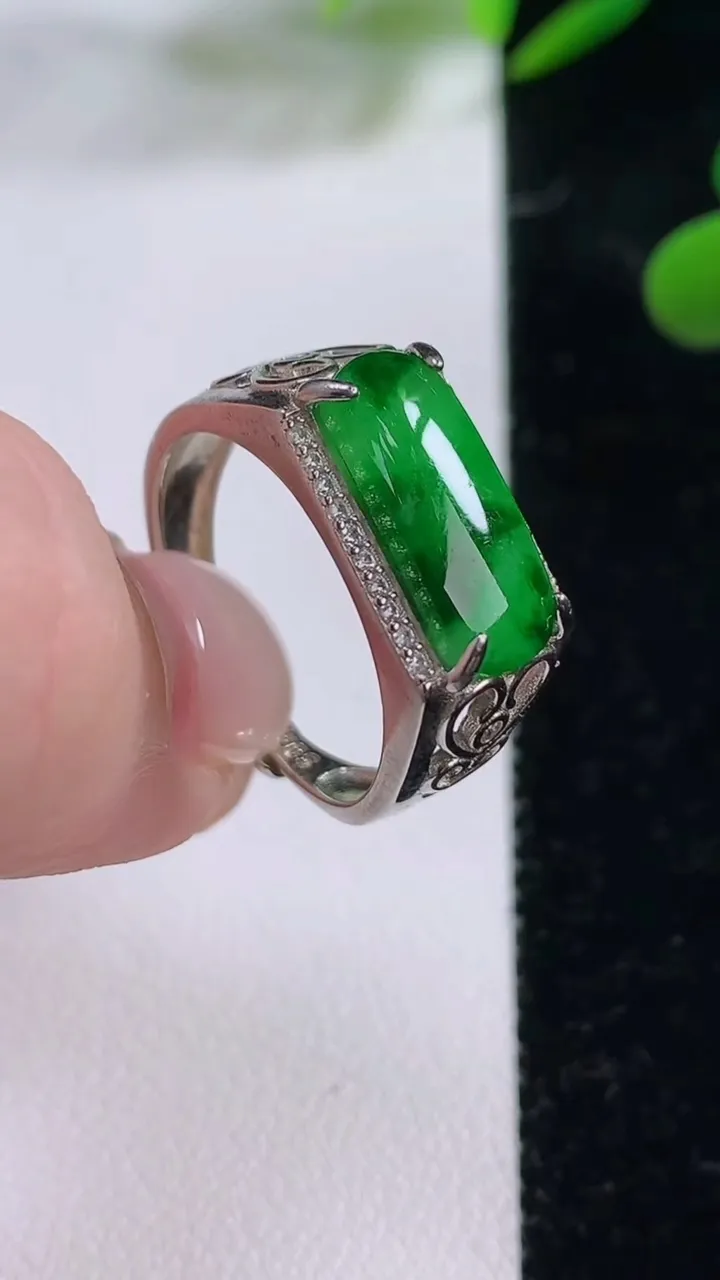 天然A货翡翠马鞍戒指，尺寸14.5-6.2，重:0.39g2025年11月24日
工厂直销收藏佳品,种好水足，色泽均匀，有种有色，上手高大气！