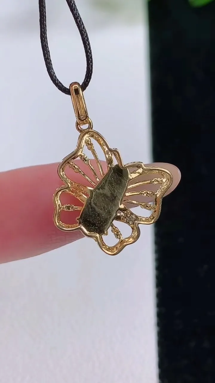 天然A货翡翠福豆吊坠，尺寸14-15.3-3.6，裸石10.8-4.2重量:1.11g
11月24日