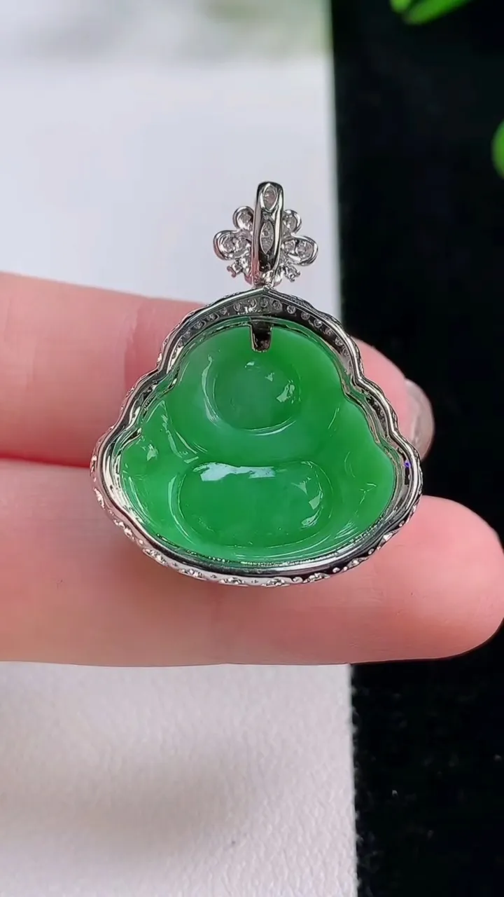 天然A货翡翠佛公吊坠，尺寸30-24.2-9.4，裸石18.5-20.7重量:5.14g
11月24日