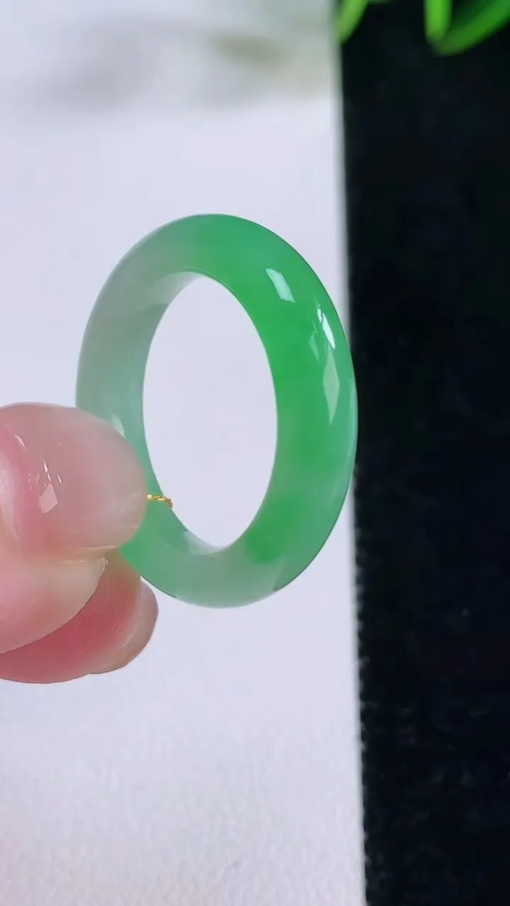 天然A货翡翠指环戒指，尺寸17.8-4.2-3.6，重量:3.75g2025年11月24日
工厂直销收藏佳品,种好水足，色泽均匀，有种有色，上手高大气！