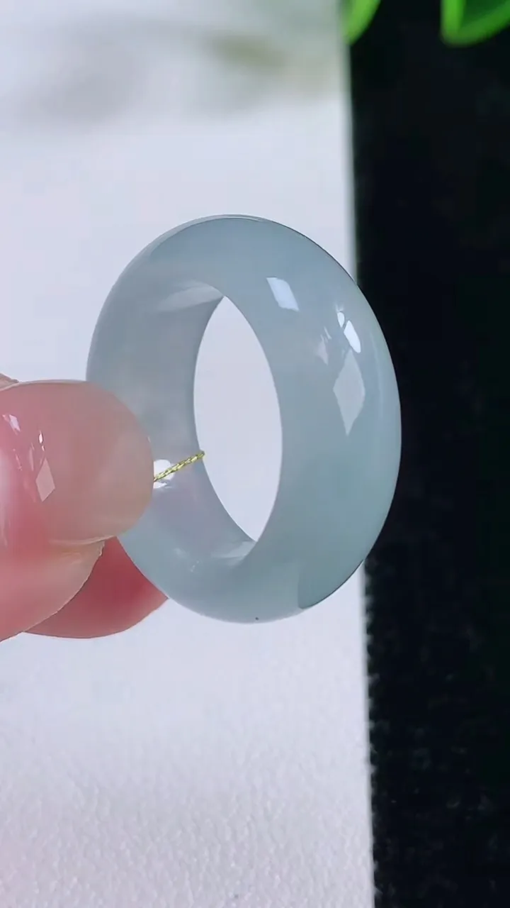 天然A货翡翠冰种飘花指环戒指，尺寸17.6-7.6-3.6，重量:6.41g2025年11月24日
工厂直销收藏佳品,种好水足，色泽均匀，有种有色，上手高大气！