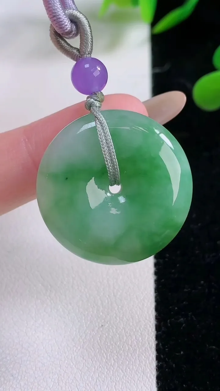 天然A货翡翠平安扣吊坠，尺寸26.8-6.8，重:10.74g
11月24日