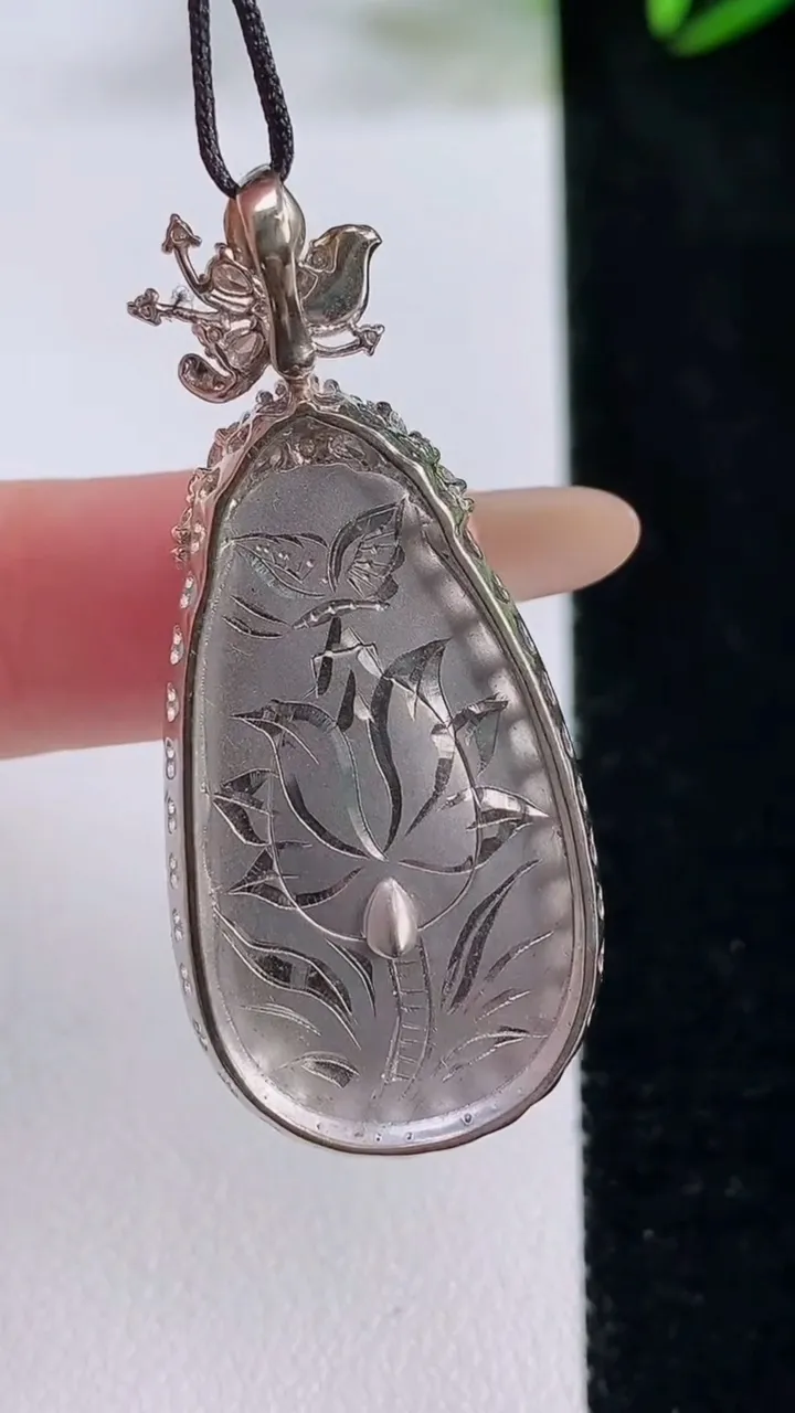 天然A货翡翠如意吊坠，尺寸43.2-19-7，裸石29.7-16.3重量:8.34g
11月24日