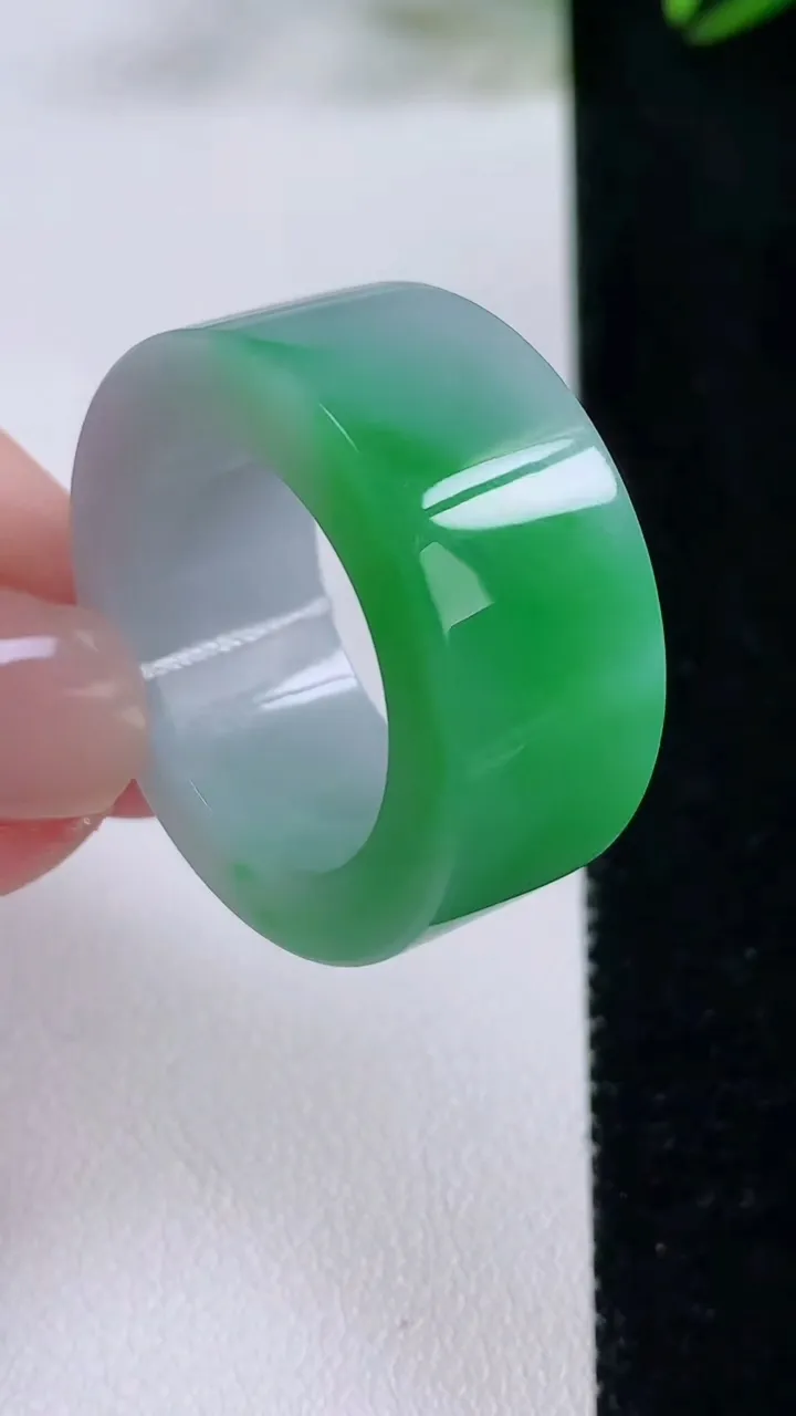 天然A货翡翠指环扳指，尺寸21.6-12.2-4.6，重量:17.48g2025年11月24日
工厂直销收藏佳品,种好水足，色泽均匀，有种有色，上手高大气！