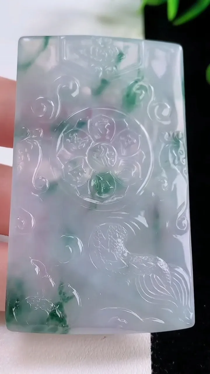 天然A货翡翠种飘花千手观音吊坠，尺寸66.2-10.6-5.2，重量:37.57g
11月24日