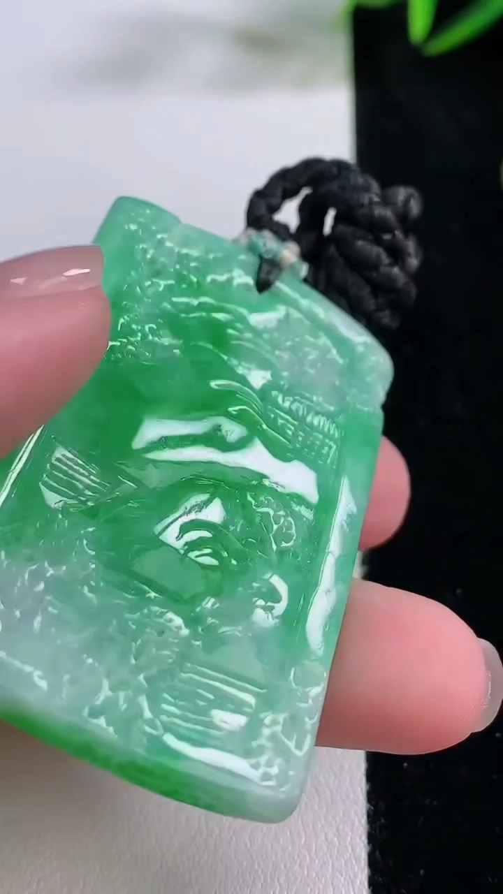 天然A货翡翠山水牌吊坠，尺寸53-33-5，重量:26.78g
11月24日