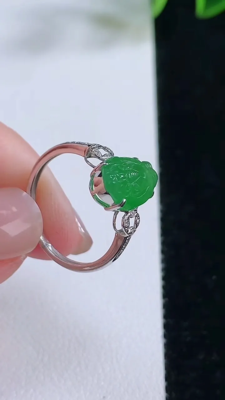 天然A货翡翠金蟾戒指，尺寸17.5-11.2-7.7-5.6，重量:1.79g2025年11月24日