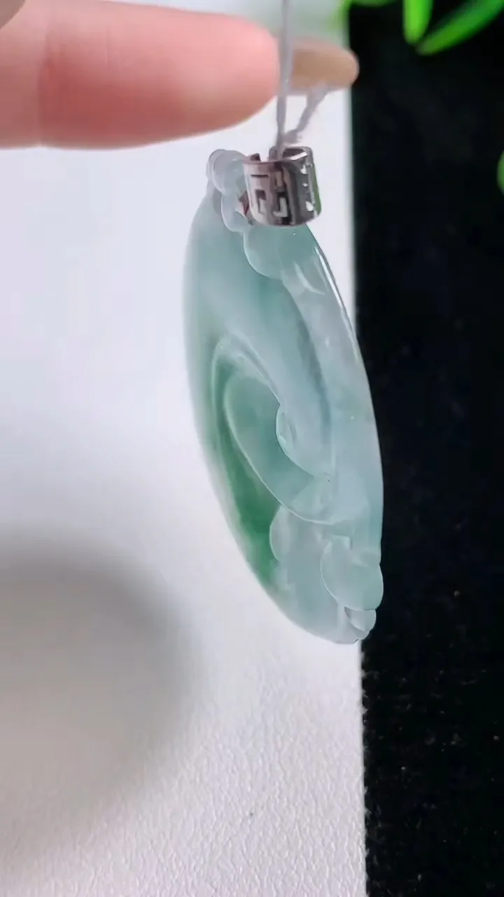 天然A货翡翠种飘花如意吊坠，尺寸49-37.8-4.4，重量:15.68g
11月24日