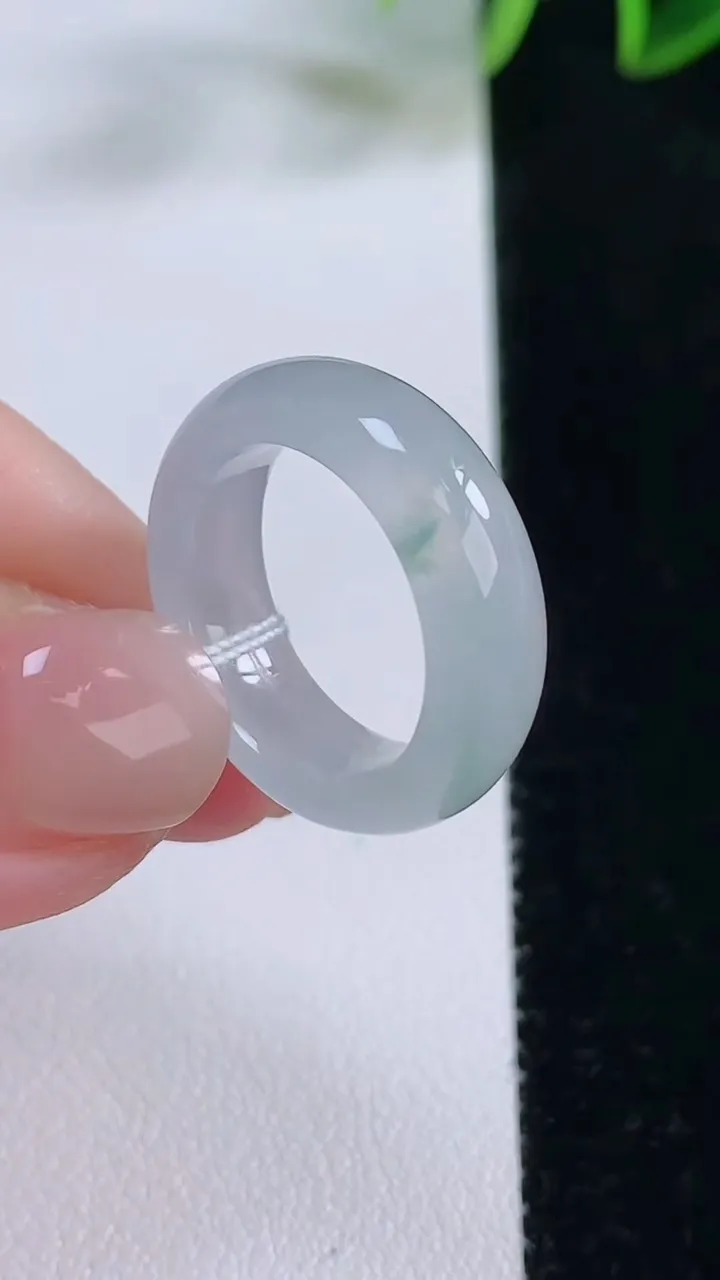 天然A货翡翠冰种飘花指环戒指，尺寸16-5.8-3.1，重量:4.22g2025年11月24日
工厂直销收藏佳品,种好水足，色泽均匀，有种有色，上手高大气！