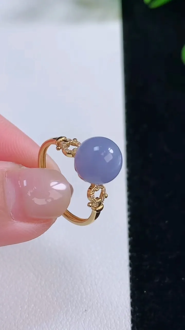 天然A货翡翠18K金紫罗兰圆珠戒指，尺寸17.5-8.6，重量:2.34g2025年11月24日
工厂直销收藏佳品,种好水足，色泽均匀，有种有色，上手高大气！