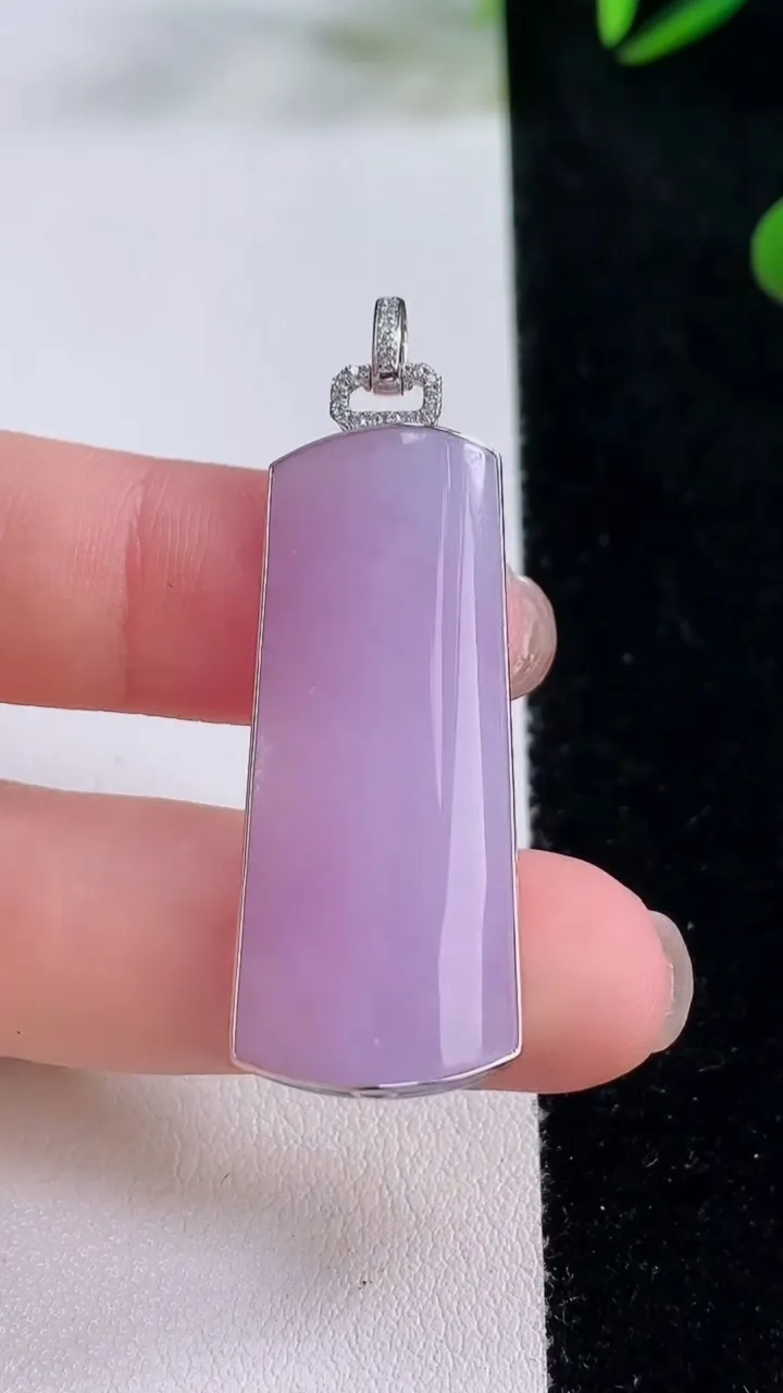 天然A货翡翠18K金紫罗兰无事牌吊坠，尺寸37-15.3-4.8，重量:6.91g
11月24日