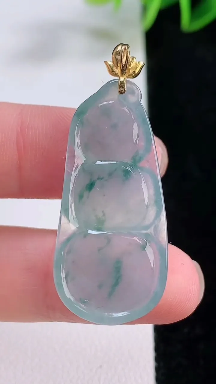 天然A货翡翠种飘花福豆吊坠，尺寸35.6-17-4.7，重量:5.71g
11月24日
