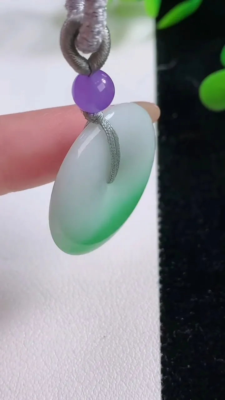 天然A货翡翠平安扣吊坠，尺寸28.2-5，重:7.83g
11月24日