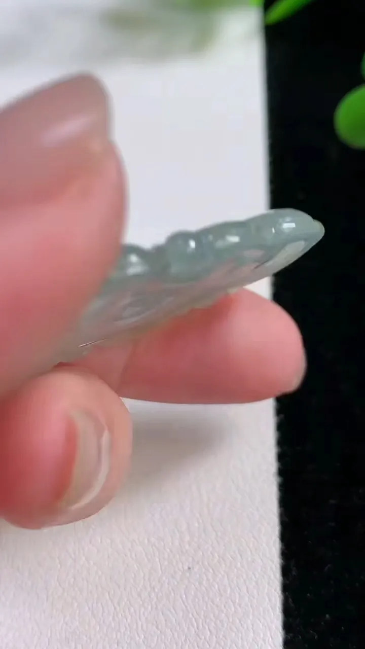 天然A货翡翠荷叶吊坠，尺寸39.5-28.5-5，重:5.34g
11月24日