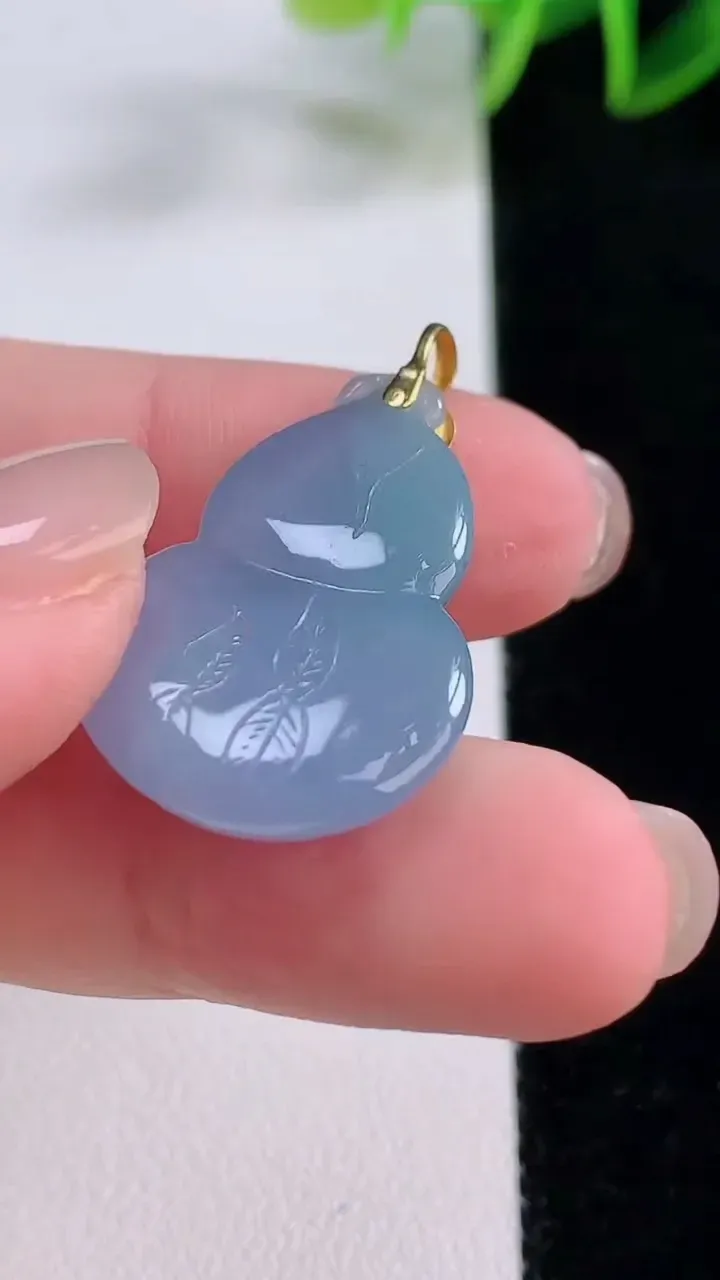 天然A货翡翠18K金紫罗兰葫芦吊坠，尺寸26.4-17.8-6.8，重量:5.22g
11月24日