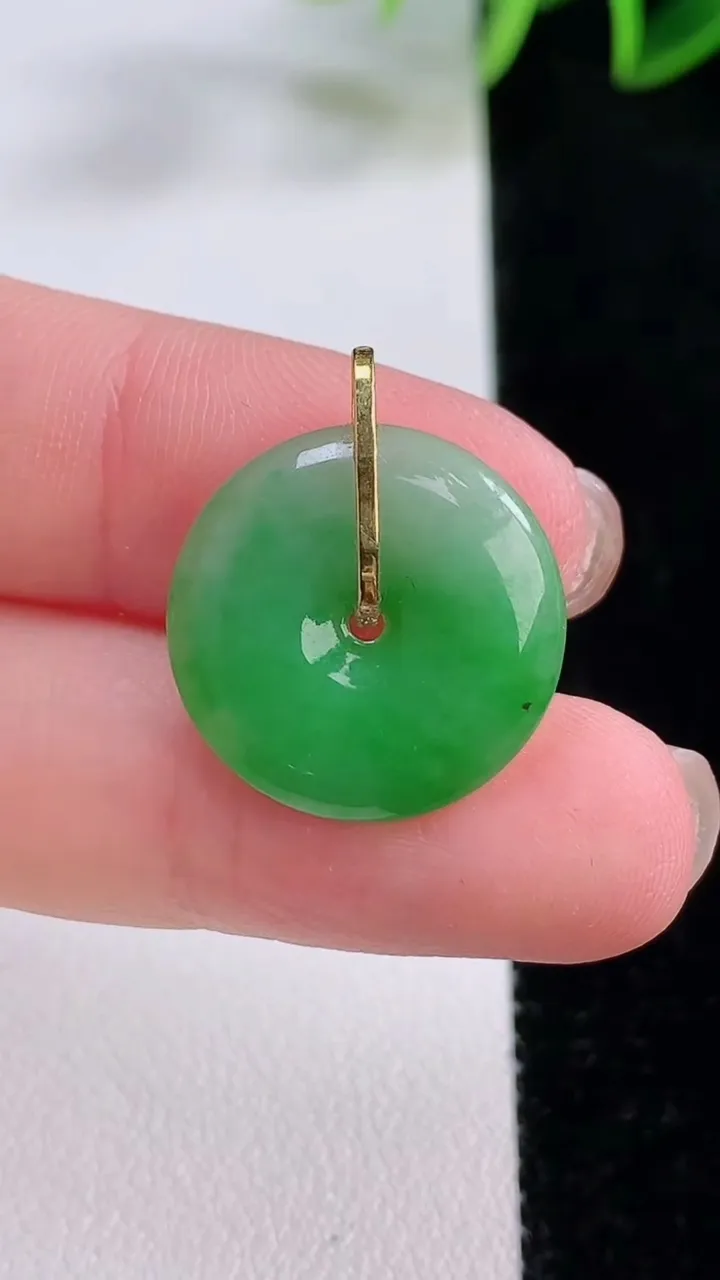 天然A货翡翠平安扣吊坠，尺寸18.2-3.7，重量:3.09g
11月24日