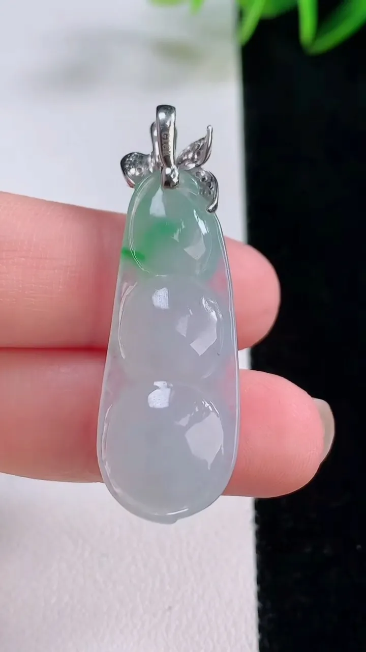 天然A货翡翠福豆吊坠，尺寸34.6-13.7-8.4，重量:6.82g
11月24日