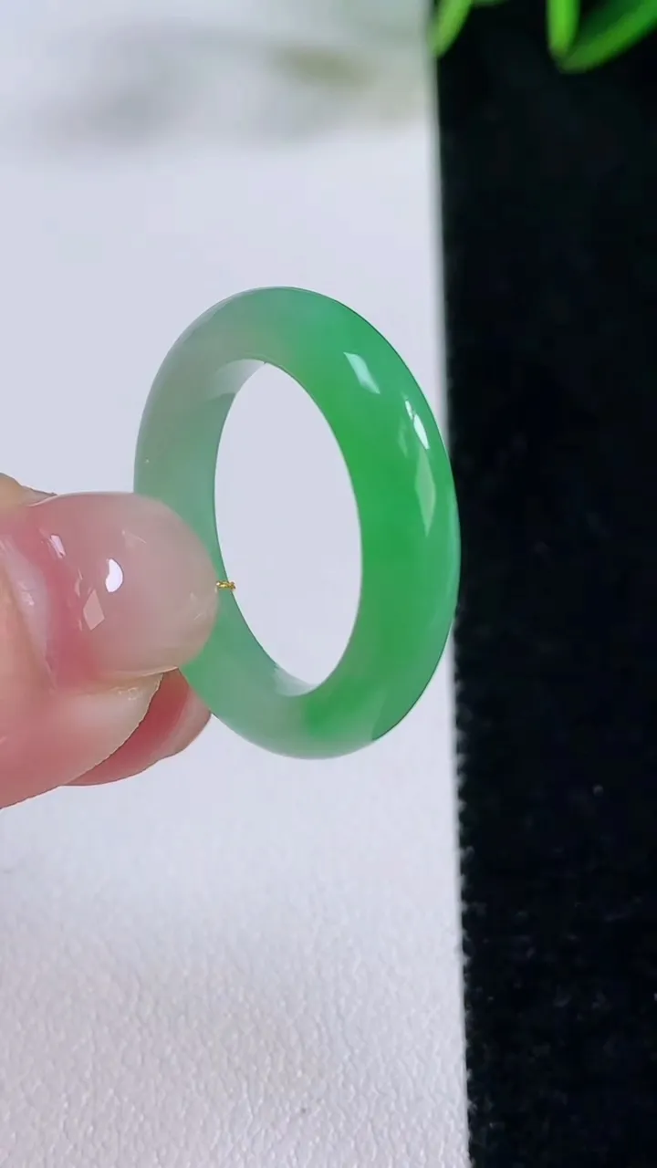 天然A货翡翠指环戒指，尺寸17.8-4.2-3.6，重量:3.75g2025年11月24日
工厂直销收藏佳品,种好水足，色泽均匀，有种有色，上手高大气！