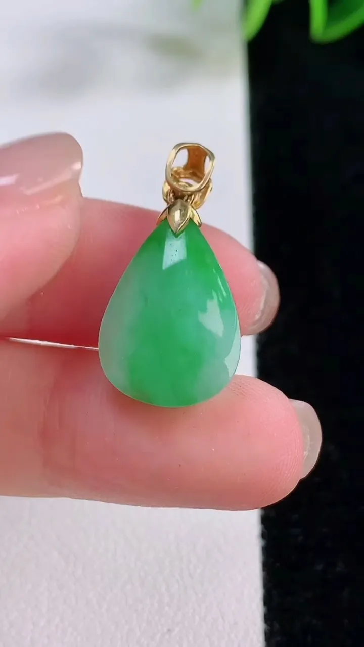 天然A货翡翠水滴吊坠，尺寸18-13-7.8，重量:3.40g
11月24日
