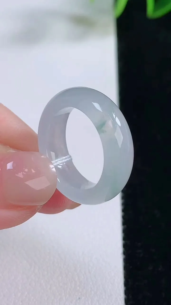 天然A货翡翠冰种飘花指环戒指，尺寸16-5.8-3.1，重量:4.22g2025年11月24日
工厂