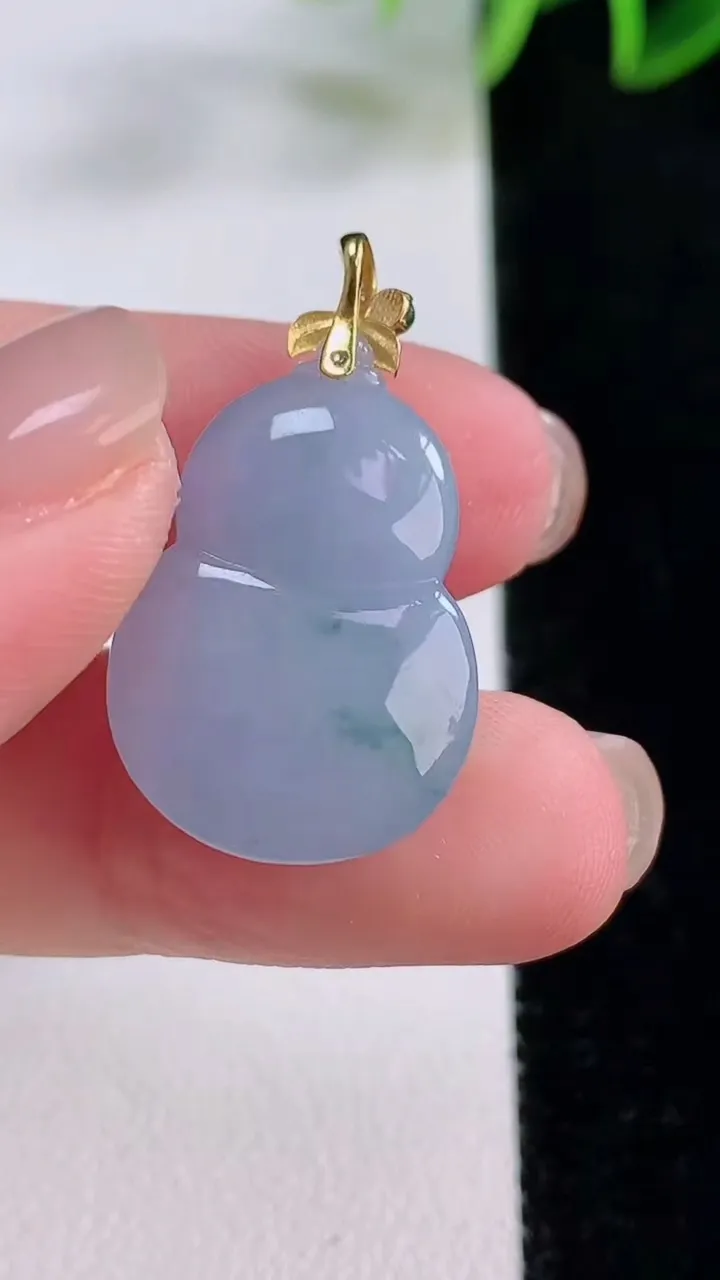 天然A货翡翠18K金紫罗兰飘花葫芦吊坠，尺寸22.6-16-8.6，重量:5.65g
11月24日