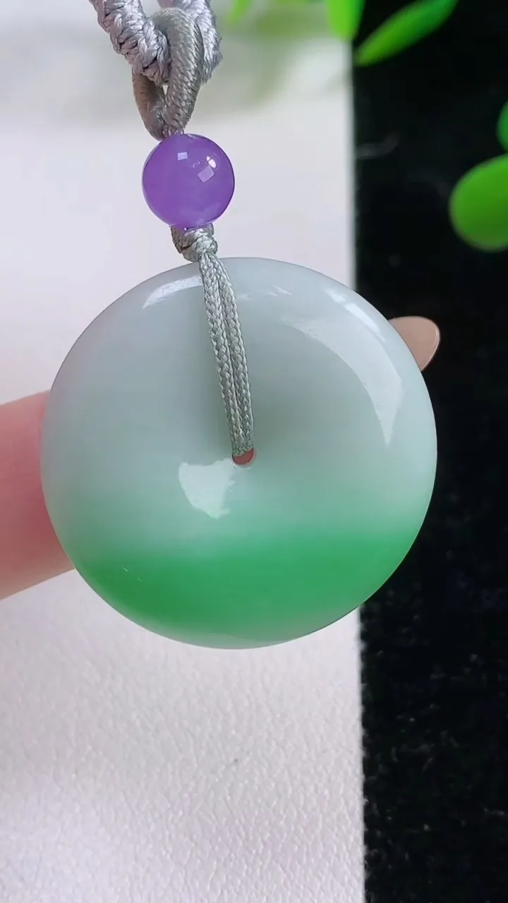 天然A货翡翠平安扣吊坠，尺寸28.2-5，重:7.83g
11月24日