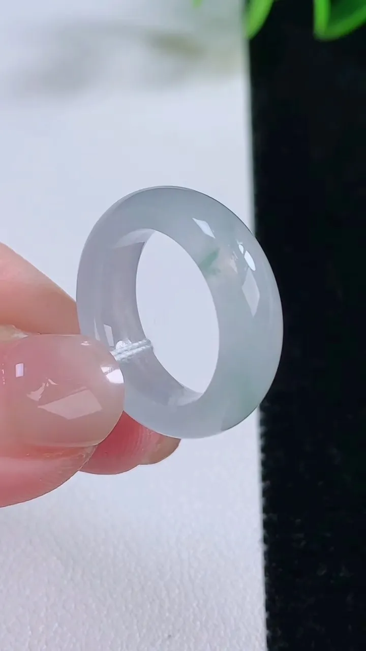 天然A货翡翠冰种飘花指环戒指，尺寸16-5.8-3.1，重量:4.22g2025年11月24日
工厂直销收藏佳品,种好水足，色泽均匀，有种有色，上手高大气！