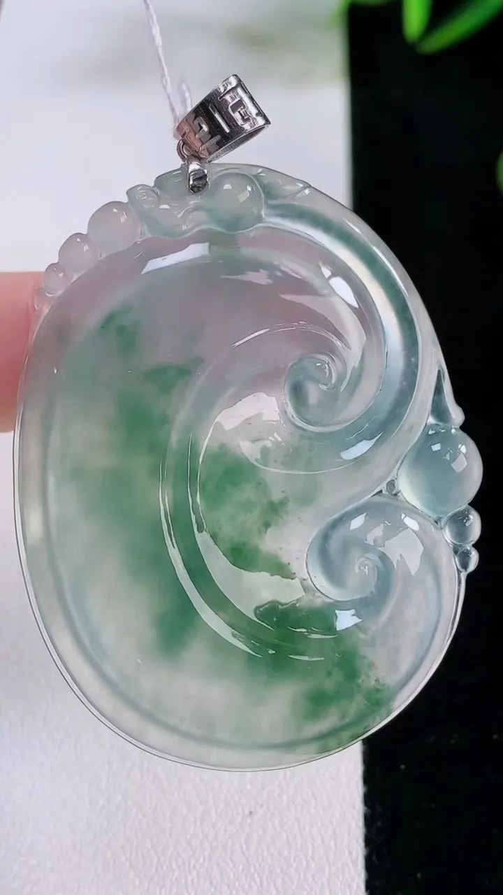 天然A货翡翠种飘花如意吊坠，尺寸49-37.8-4.4，重量:15.68g
11月24日